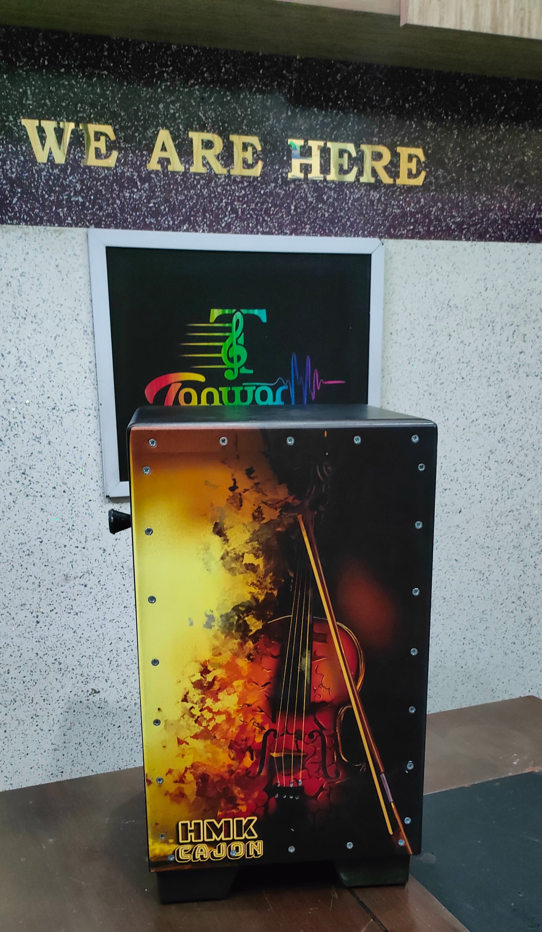 HMK Adjustable Snare Cajon – Fire on Violen Finish Design